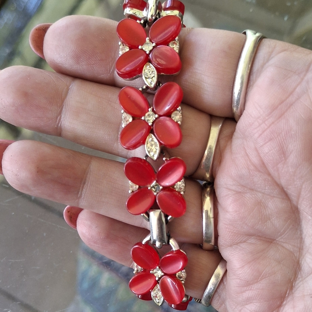Lisner Jewelry Vintage Vibrant Red Floral Bracelet With Gold Accents 36$